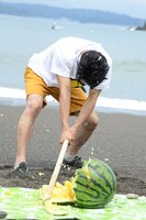 番組内でスイカを粉砕する、「次ナルTV-G」MCのユースケ（超特急）。