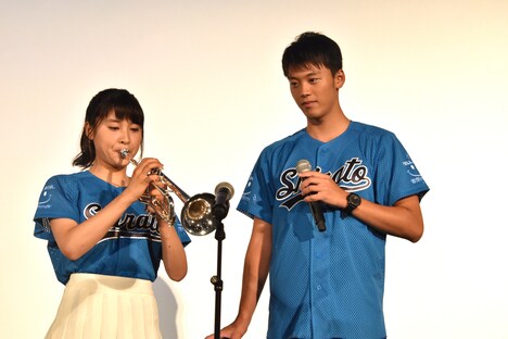 トランペットを演奏する土屋太鳳（左）と真剣な表情で見つめる竹内涼真。