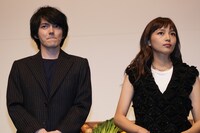 左から林遣都、川口春奈。