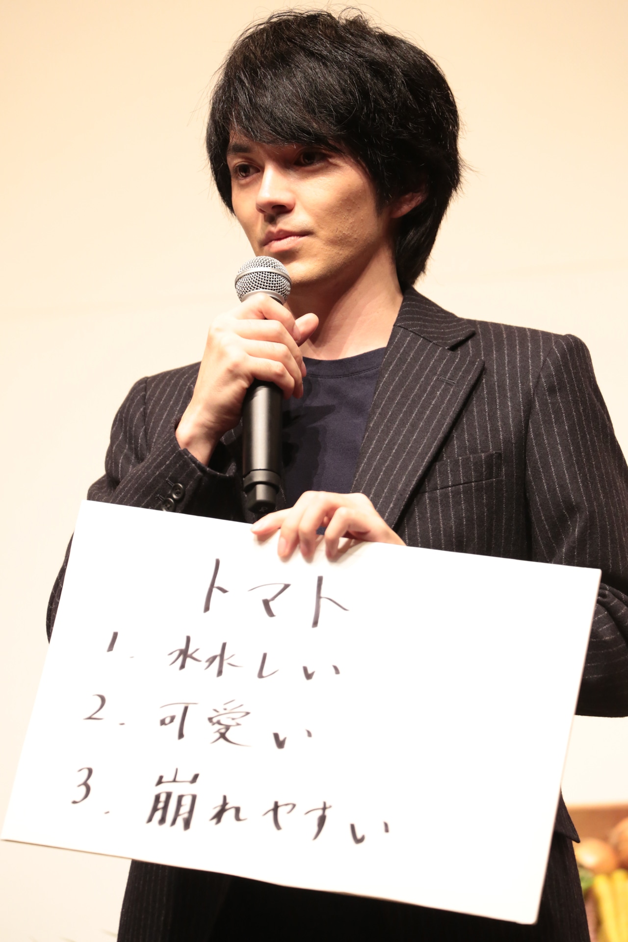 恋愛深層心理を分析するテストに挑む林遣都。