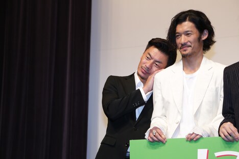 淵上泰史（右）に寄り添うSU（左）。