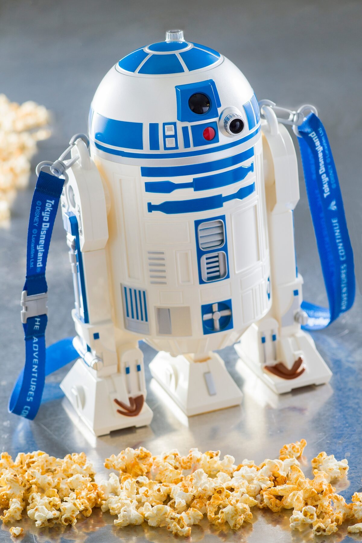 R2-D2のポップコーンバケット（2100円）。 - 東京ディズニーランドで 