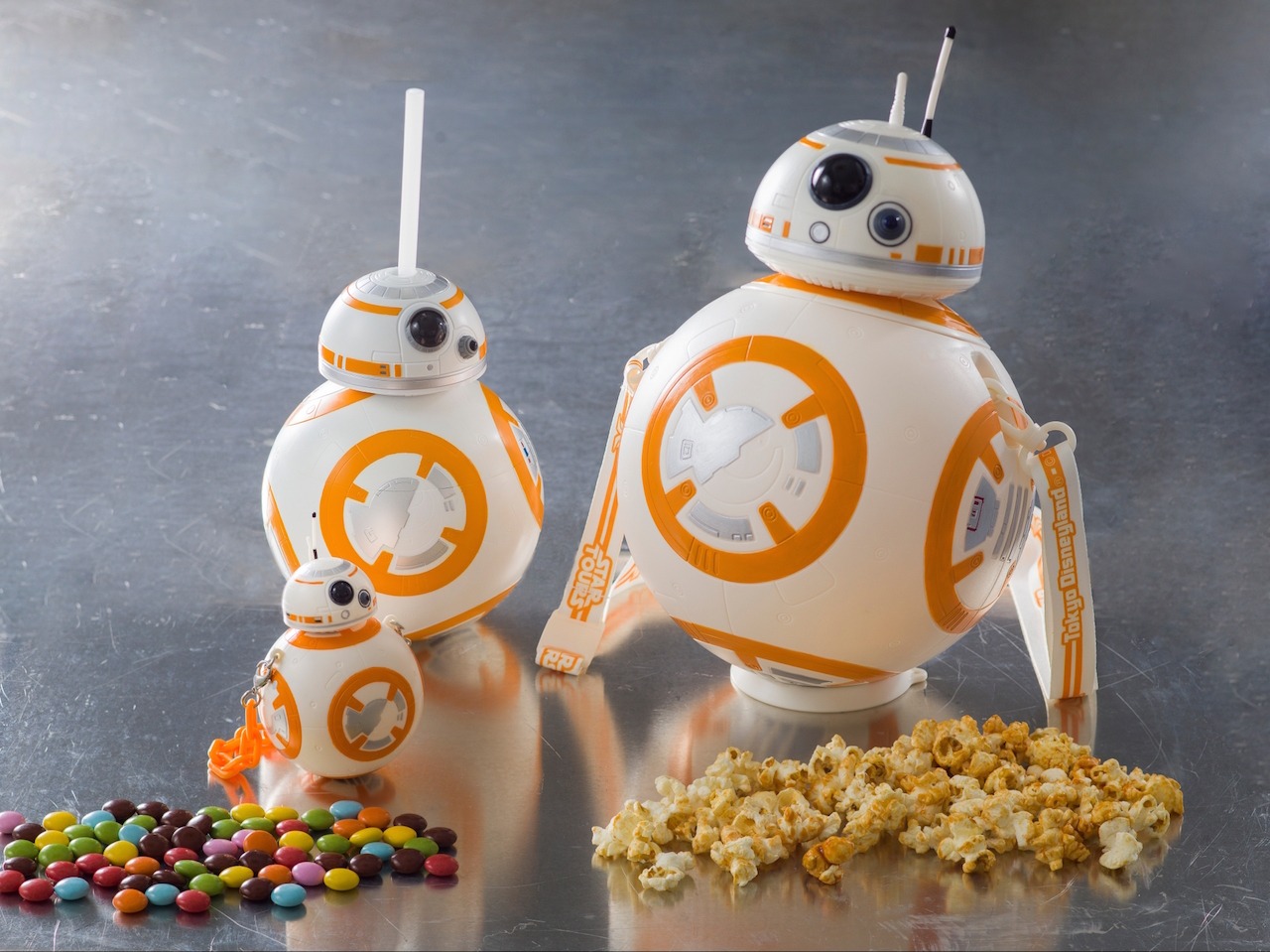 BB-8のミニスナックケース（左前）、ドリンクカップ（左奥）、ポップコーンバケット（右）。