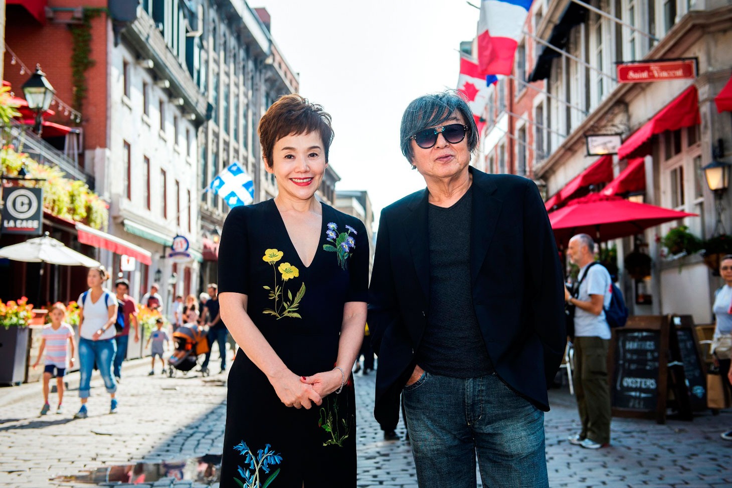 第40回モントリオール世界映画祭にあわせ、サンポール通りを訪れた大竹しのぶ（左）と鶴橋康夫（右）。