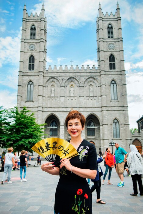 第40回モントリオール世界映画祭にあわせ、ノートルダム大聖堂を訪れた大竹しのぶ。