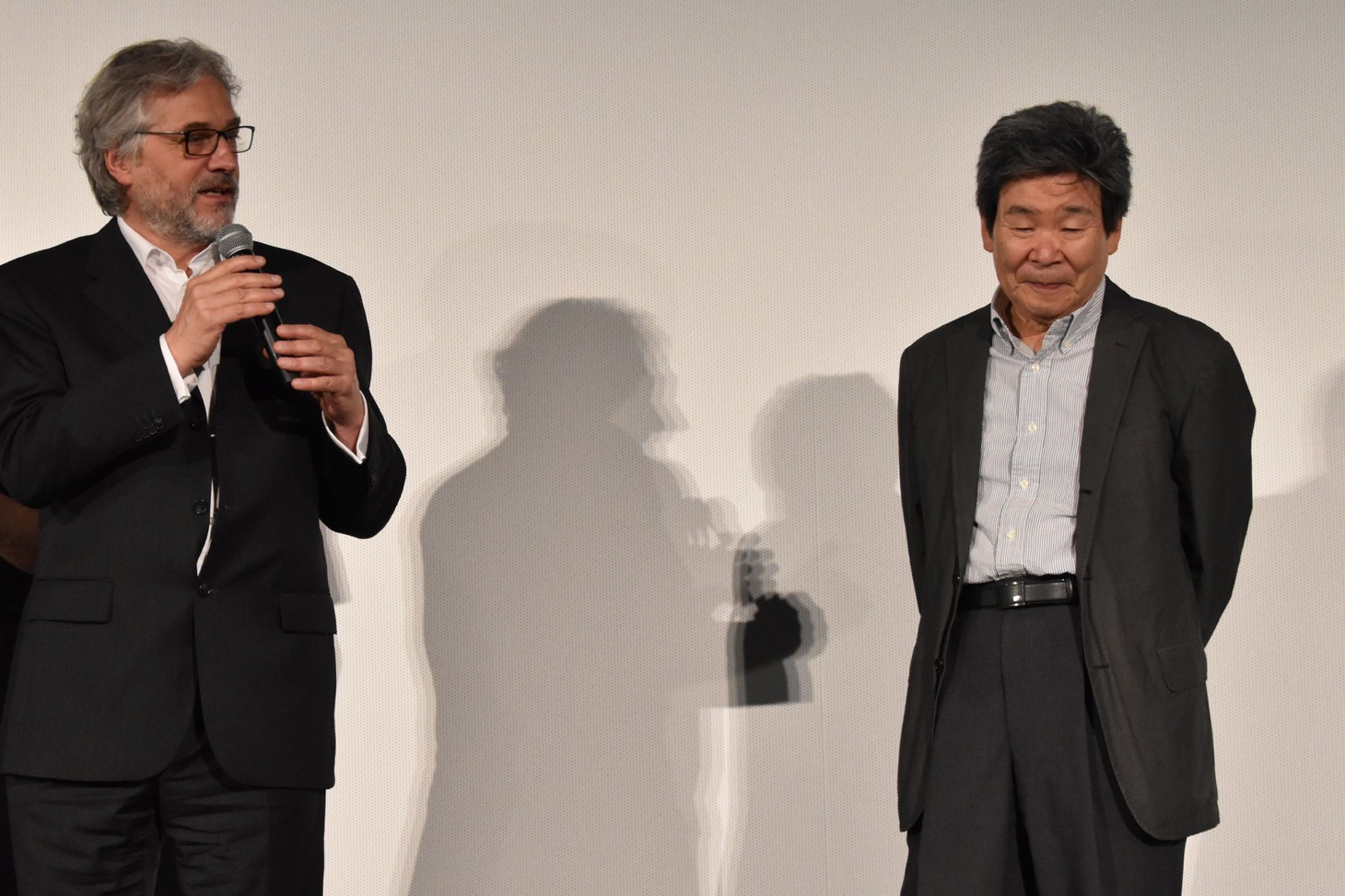 マイケル・デュドク・ドゥ・ヴィット（左）から称賛され、照れる高畑勲（右）。