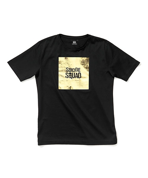 「ESTNATION　EXCLUSIVE」より「METALIC LOGO SHORT SLEEVE TEE」（1万800円）。(c)2016 WARNER BROS. ENTERTAINMENT INC., RATPAC-DUNE ENTERTAINMENT LLCSUICIDE SQUAD and all related characters and elements (c) & (TM) DC Comics and Warner Bros. Entertainment Inc. (s16)