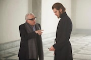 「沈黙-サイレンス-」メイキングカットより、マーティン・スコセッシ(左)とアンドリュー・ガーフィールド(右)。Photo Credit Kerry Brown