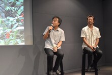 左から黒沢清、浅野忠信。