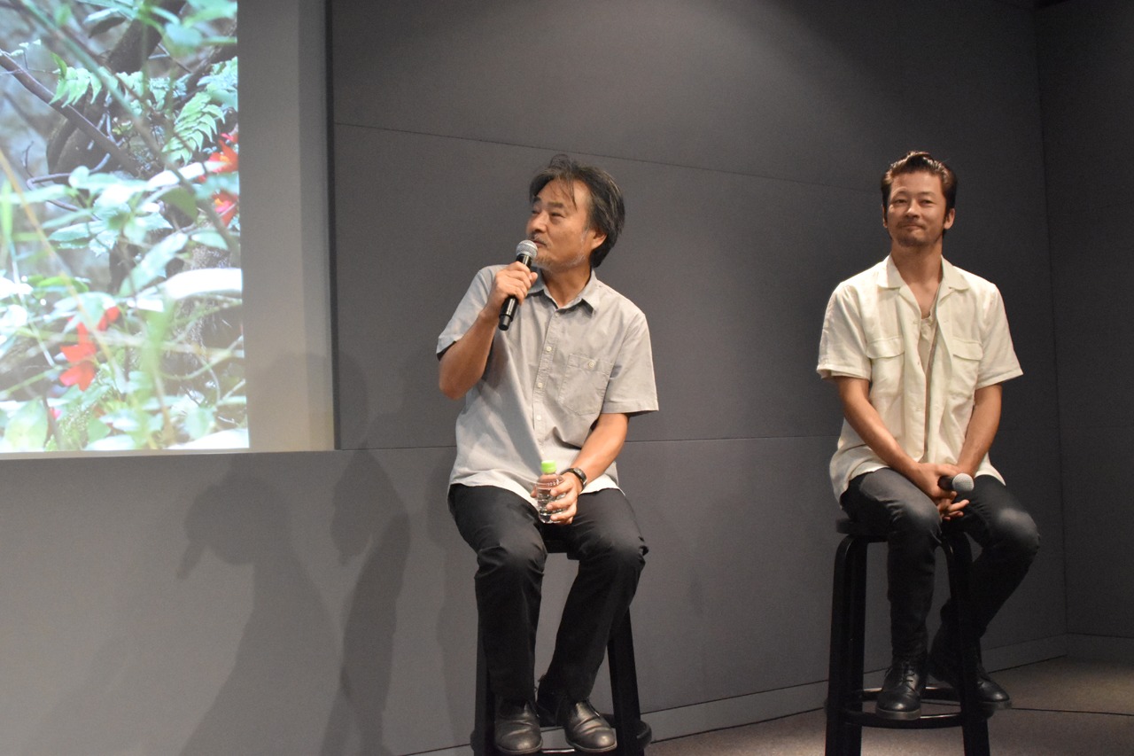 左から黒沢清、浅野忠信。