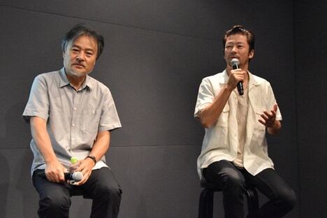 左から黒沢清、浅野忠信。