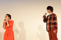 神木隆之介（右）が「三葉」と呼ぶシーンを実演し、本気で照れる三葉役の上白石萌音（左）。