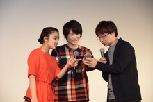 劇中シーンを実演するため、新海誠（右）の携帯を見ながらセリフを確認する神木隆之介（中央）と上白石萌音（左）。