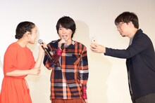 新海誠（右）の携帯でセリフを確認し、劇中シーンを実演する神木隆之介（中央）と上白石萌音（左）。