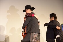 RADWIMPSボーカル・野田洋次郎（中央）とハグする神木隆之介（左）。