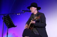 「前前前世」を熱唱する野田洋次郎（RADWIMPS）。