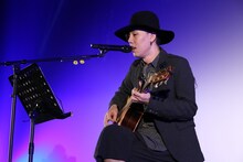 「君の名は。」の主題歌「前前前世」をアコースティックバージョンで披露したRADWIMPS・野田洋次郎。