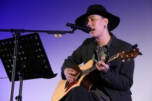 「君の名は。」の主題歌「前前前世」をアコースティックバージョンで披露したRADWIMPS・野田洋次郎。