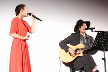 「君の名は。」の主題歌「なんでもないや」をセッションした上白石萌音（左）とRADWIMPS・野田洋次郎（右）。