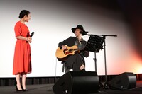 「なんでもないや」をセッションする上白石萌音と野田洋次郎（RADWIMPS）。