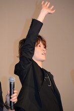 ライブビューイングの観客に向けて手を振る小西成弥。