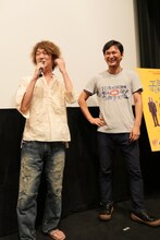 左から新井浩文、渡辺謙作。