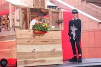 1/2スケール“動くログハウス”のお披露目イベントに登壇した松本憲（左）、ゆうたろう（右）。