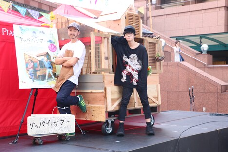 1/2スケール“動くログハウス”のお披露目イベントに登壇した松本憲（左）、ゆうたろう（右）。