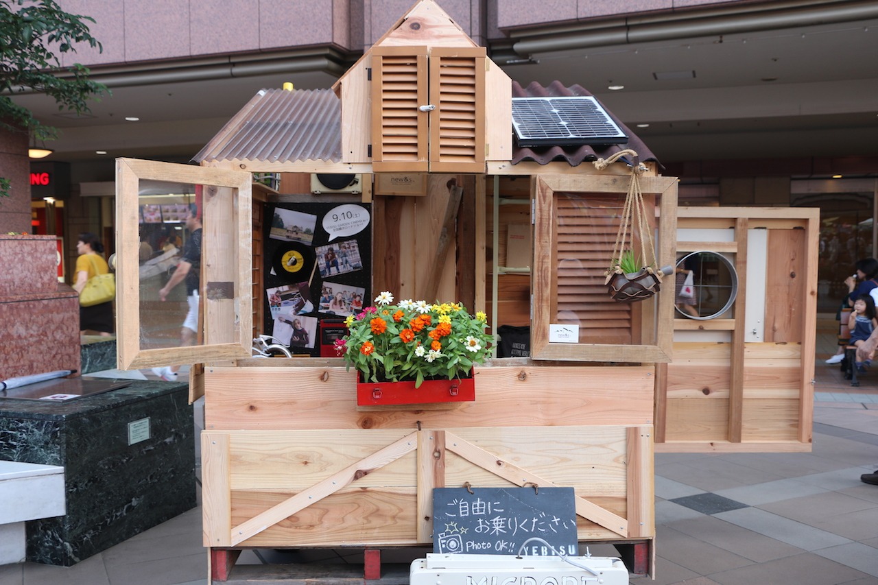 1/2スケールで再現された、「グッバイ、サマー」に登場する“動くログハウス”。
