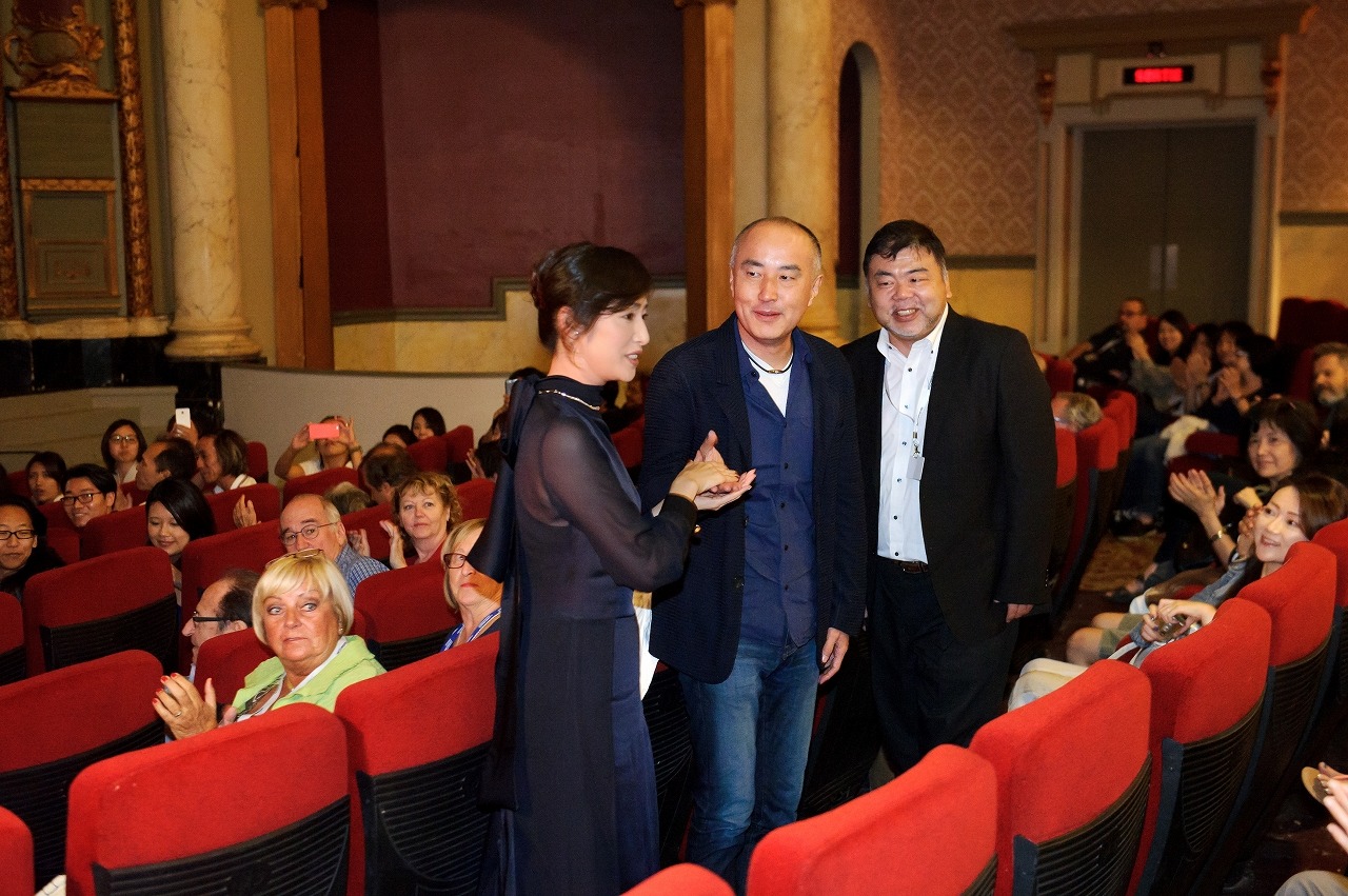 第40回モントリオール世界映画祭に参加した天海祐希（左）と遊川和彦（中央）。