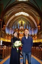 カナダ・モントリオールのノートルダム大聖堂を訪れた天海祐希（左）と遊川和彦（右）。