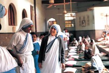 マザー・テレサ（中央） Photo 女子パウロ会