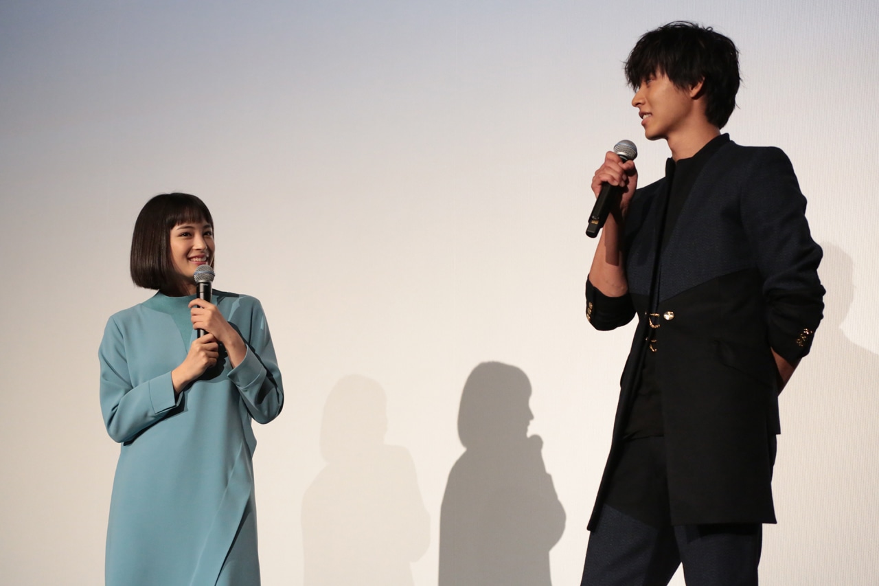 左から広瀬すず、山崎賢人。