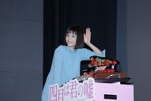 特製ケーキを運ぶ広瀬すず。