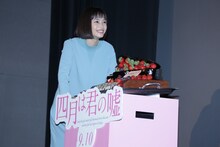 特製ケーキを運ぶ広瀬すず。