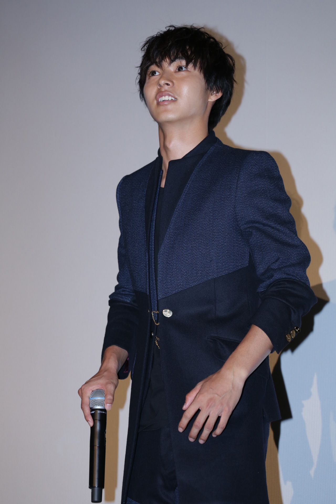 来場者の演奏に驚く山崎賢人。