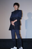 来場者の演奏に驚く山崎賢人。