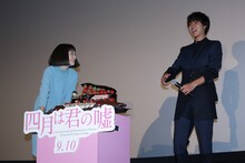 左から広瀬すず、山崎賢人。