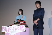 左から広瀬すず、山崎賢人。