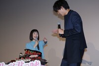 特製ケーキのチョコレートを指ですくった山崎賢人（右）。