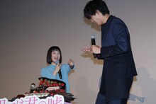 特製ケーキのチョコレートを指ですくった山崎賢人（右）。