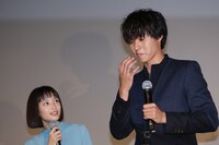 特製ケーキのチョコレートをなめる山崎賢人（右）。