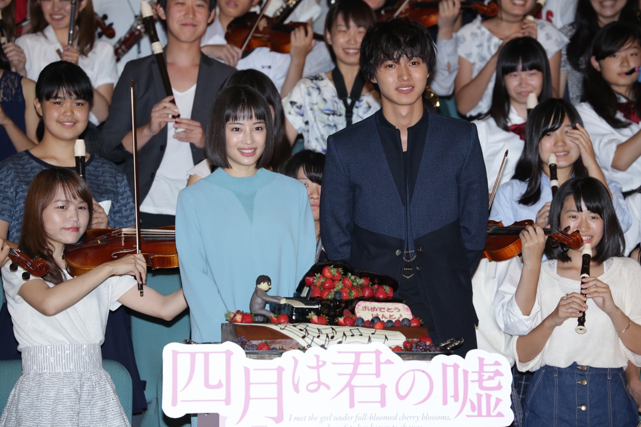 「四月は君の嘘」公開直前イベントの様子。中央左から広瀬すず、山崎賢人。