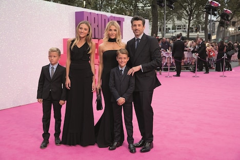 「ブリジット・ジョーンズの日記 ダメな私の最後のモテ期」ワールドプレミアにて、家族とともに登場したパトリック・デンプシー（右）。