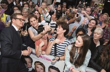 ファンサービスを行うコリン・ファース（左）。