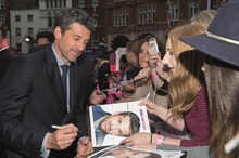 ファンサービスを行うパトリック・デンプシー。