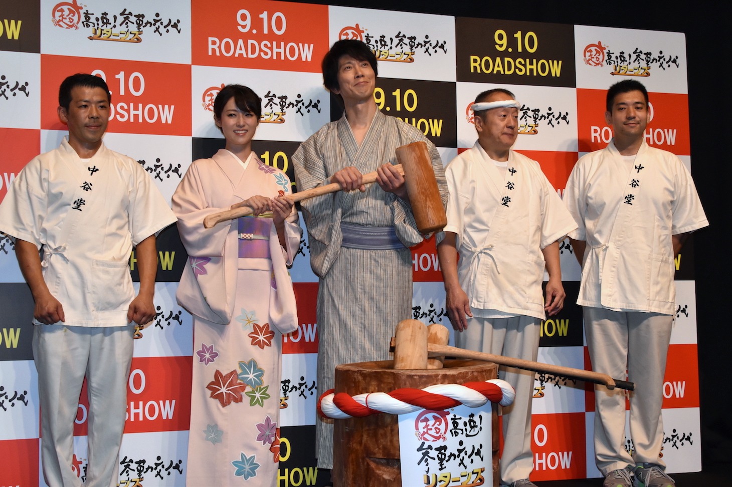 「超高速！お月見餅つき大会」の様子。