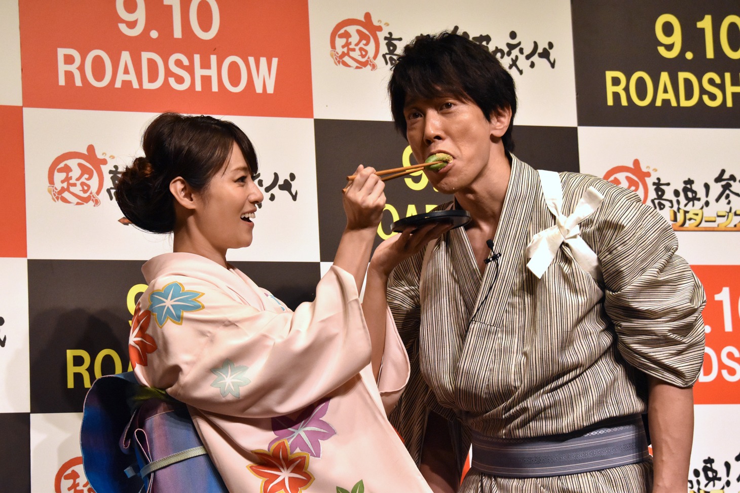 左から深田恭子、佐々木蔵之介。