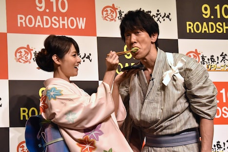 左から深田恭子、佐々木蔵之介。