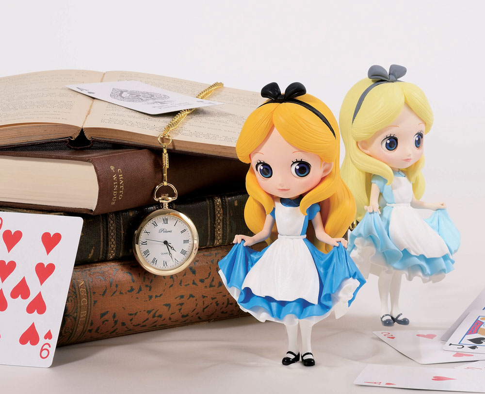 「Q posket Disney Characters -Alice-」のイメージ。ノーマル（手前）とパステルカラーver.（奥）。